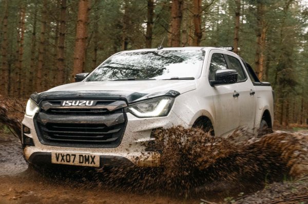 Някак тих играч, който крепи сегмента на пикапите в продължение на много години. Царят на дизелите остава солиден избор за тези, които търсят по-евтино и по-практично предложение. 

D-Max се предлага в разнообразни конфигурации, от обикновен бачкаторски автомобил - през по-ориентирани към стила версии с приличен стандартен комплект, до модела Arctic Trucks. Последният получава повдигнато окачване, груби гуми и злобно изглеждащ външен вид.  

Отново, налични са версии с единична кабина, удължена (която може да се предлага в топ версии за разлика от конкурентите) и двойна. 

Със своя солиден интериор, прилично поведение на пътя и пет звезди за безопасност от Euro NCAP - D-Max е много по-привлекателен  от предшественика си.

Мощността идва от 1,9-литров четирицилиндров двигател, който звучи грубо и не разполага с много мощност – само 162 к.с.  D-Max е доста стабилен, дори и за кипак, като ускорява до стотака за 13 секунди, независимо дали имате шестстепенна автоматична или шестстепенна ръчна скоростна кутия. Все още е един от най-евтините пикапи, които можете да закупите, подбивайки цената на Hilux.